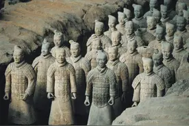兵马俑手上的兵器，究竟被谁盗走，学者：这三人嫌疑最大图片
