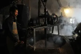 又到了收花生榨油的季节，分析下土榨花生油图片