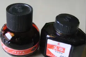 男子34年来以吃草喝墨为生，身体健康无恙，妻女却离他而去图片