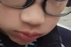 宝妈给住校的儿子送水饺，儿子边吃边哭，网友：寄宿=绝望+死亡图片