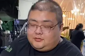 胖猴仔不想成下一个泡泡龙，吃帝王蟹减脂，家中备着吸氧机图片