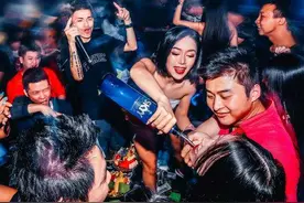 北京白领的夜生活，少不了酒吧，更少不了时尚的着装图片
