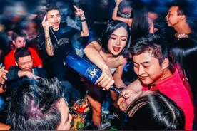 北京白领的夜生活，少不了酒吧，更少不了时尚的着装图片