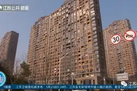 睡梦惊醒，竟与一陌生男子四目相对图片