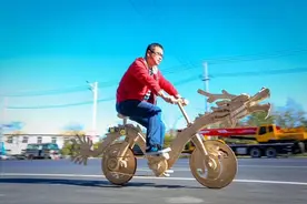 180斤沈腾骑的“雪糕棍自行车”，制作者被我们找到了图片