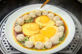 厨师长用肉丸配蒸蛋，简单营养的家常菜，媳妇一次吃一盘视频封面