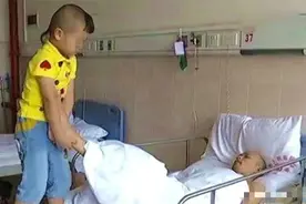6岁男孩扛起家庭重担，边上学边照顾瘫痪爸爸2年，网友：太心疼图片