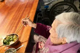 102岁老人养老院离世，看到老太的挣扎，明白父母为何不去养老院图片