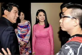 44岁李湘身穿玫红色连衣裙，身材凹凸有致，意外年轻减龄图片