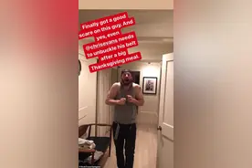 39岁“美队”晒照肌肉快撑爆衣服，被弟弟恶作剧，吓到皮带忘系图片