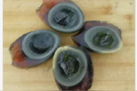 在家适合做的家常菜——皮蛋黄瓜汤图片