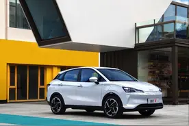 续航400公里售价不到6万，高颜值哪吒V能否超越五菱MINI图片