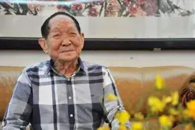 63岁万梓良到长沙送别袁隆平：手拿菊花告诫年轻人不要浪费粮食图片