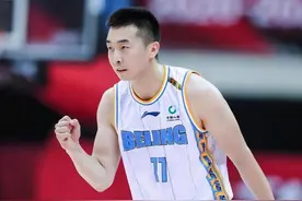 CBA再现伤人动作！北京这犯规太危险了，又一外援差点被毁图片