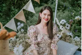 泰国模特戴薇卡简直是仙女，碎花裙草地写真性感露背，清甜可人图片