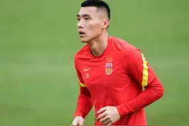 一晃就踉跄倒地！于大宝再成丢球背景板，李铁离谱换人太折磨心脏图片