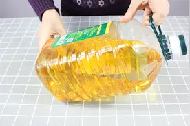 大油桶倒油太费劲，一根筷子就能搞定，想倒多少都可以，方法很棒视频封面