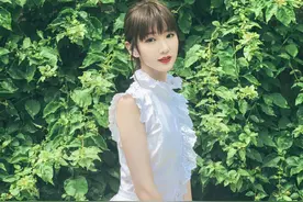 你相信毛晓彤是80后吗？穿白裙扎马尾，少女感不输00后图片