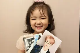 女儿收到鹿晗签名照，范志毅吃醋自侃“地位日渐降低”图片