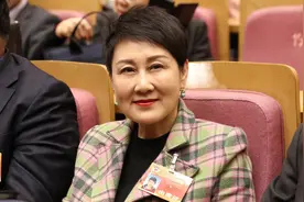 张凯丽豪宅内景曝光，满屋子的中式家具，就像是住在皇宫里图片