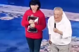 赵本山与闫学晶宋小宝同台，63岁人气旺，被女粉紧搂不撒手？图片