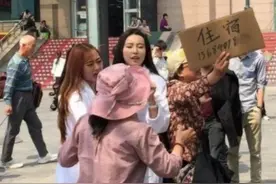 火车站附近靠大妈拉客的旅馆，为何只要30元一晚，她们靠啥赚钱？图片