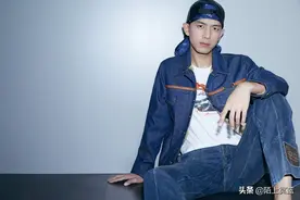 现男友发福利，李现晒最新牛仔套装写真，棒球帽蓝头洒脱帅气图片