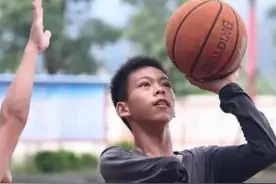 单臂男孩张嘉诚即将成年，他未来有机会升入广东一队吗？图片