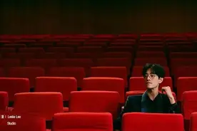 郑云龙：扑在光的怀里图片