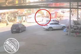 摩托车摔倒后遭大货车碾压，骑手当场身亡图片