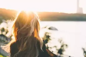 聪明的女人，分手后从不做这3件事图片