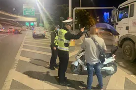 电动自行车违禁通行桥隧 武汉江汉区交警严厉查处除隐患图片