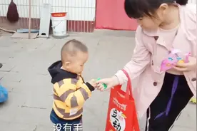 姐姐放学回来给了弟弟一颗糖，弟弟嫌难吃，接下来画风突变！哈哈视频封面