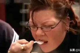 中国姑娘在英国街头做中餐，英国大妈吃完第一口：跟我回家做饭图片