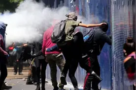抗议美国警察暴力执法 美国驻墨西哥大使馆遭围攻图片