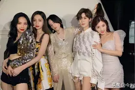 郁可唯、王霏霏、孟佳、张含韵、沈梦辰、李斯丹妮后台的合照图片