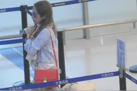萧亚轩穿搭总是有亮点，上身外套脚上穿厚底靴，露双美腿来吸眼球图片