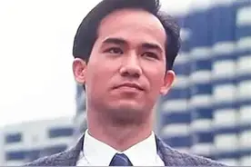 61岁李子雄带妻儿出游，同框2岁儿子似爷孙，38岁娇妻身材好图片