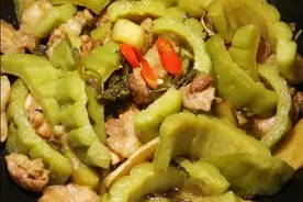 三伏天食欲不振，试试潮汕大排档的这道特色苦瓜煲，消暑又开胃图片