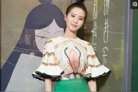 刘诗诗穿“花蕊装”搭配翠绿短裤，大秀白皙长腿，宛如花中仙子图片