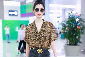 奚梦瑶阔太范十足，豹纹衬衫配短裤洋气时髦，超模身材不像生过娃图片