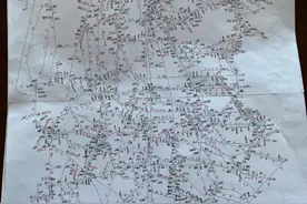 一手握住两支笔，默画全国铁路示意图！她被同事称为：铁路版“最强大脑”图片