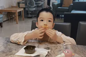 王栎鑫离婚后罕见晒娃，调侃一双儿女长相无区别，爸爸基因太强大图片