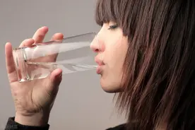 夏季不爱喝水 小心这个病找上门图片