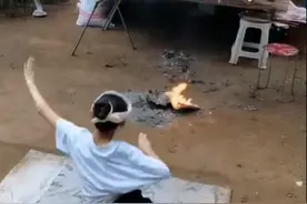 河北女孩在姥姥葬礼上跳舞，全程跪着流泪跳完，背后原因让人感动图片