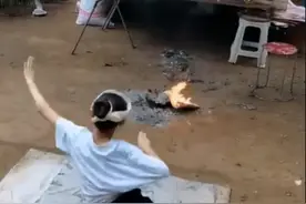 河北女孩在姥姥葬礼上跳舞，全程跪着流泪跳完，背后原因让人感动图片