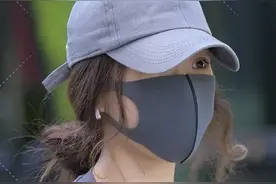 穿着紧身牛仔裤的小姐姐，一起来跳舞吧图片