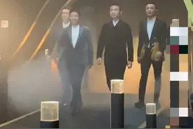 央视男主播首次走秀，康辉气场全开站c位，尼格买提朱广权站边角图片