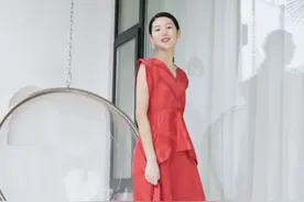 今夏火了一种颜色，叫“荔枝红”，气质显白又衬肤，太适合黄皮了图片