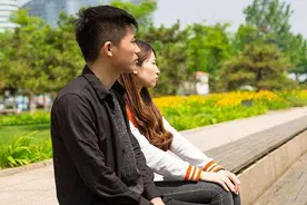 老婆同学聚会说好的十点半到家，结果在宾馆看到一幕，果断想离婚图片